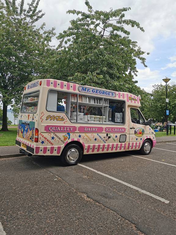 der Glacéwagen beim Stellplatz