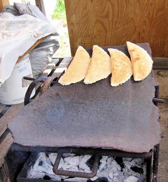 hier werdne Kassava -Fladen mit Cocosnussfüllung gebacken, mmm...fein!