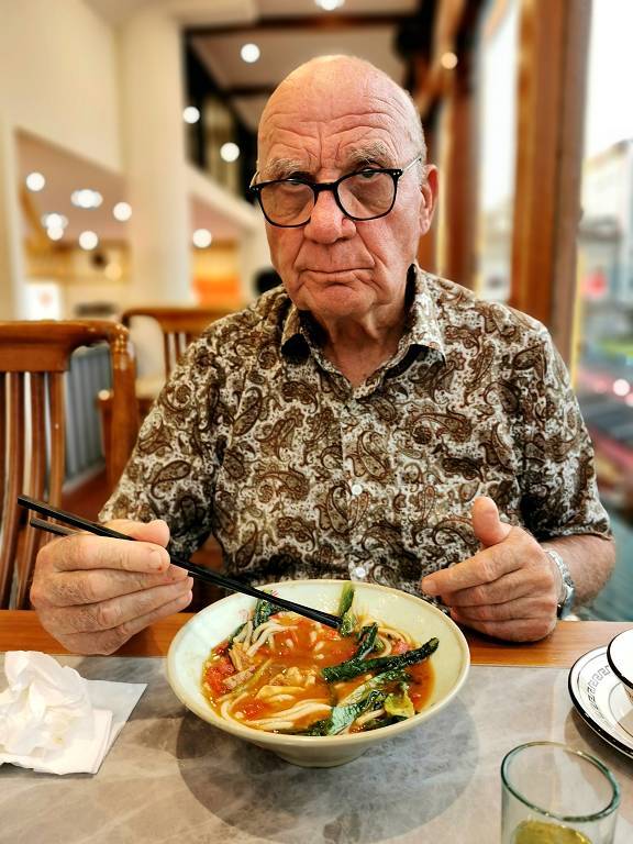 Paul kann super mit Stäbchen essen!