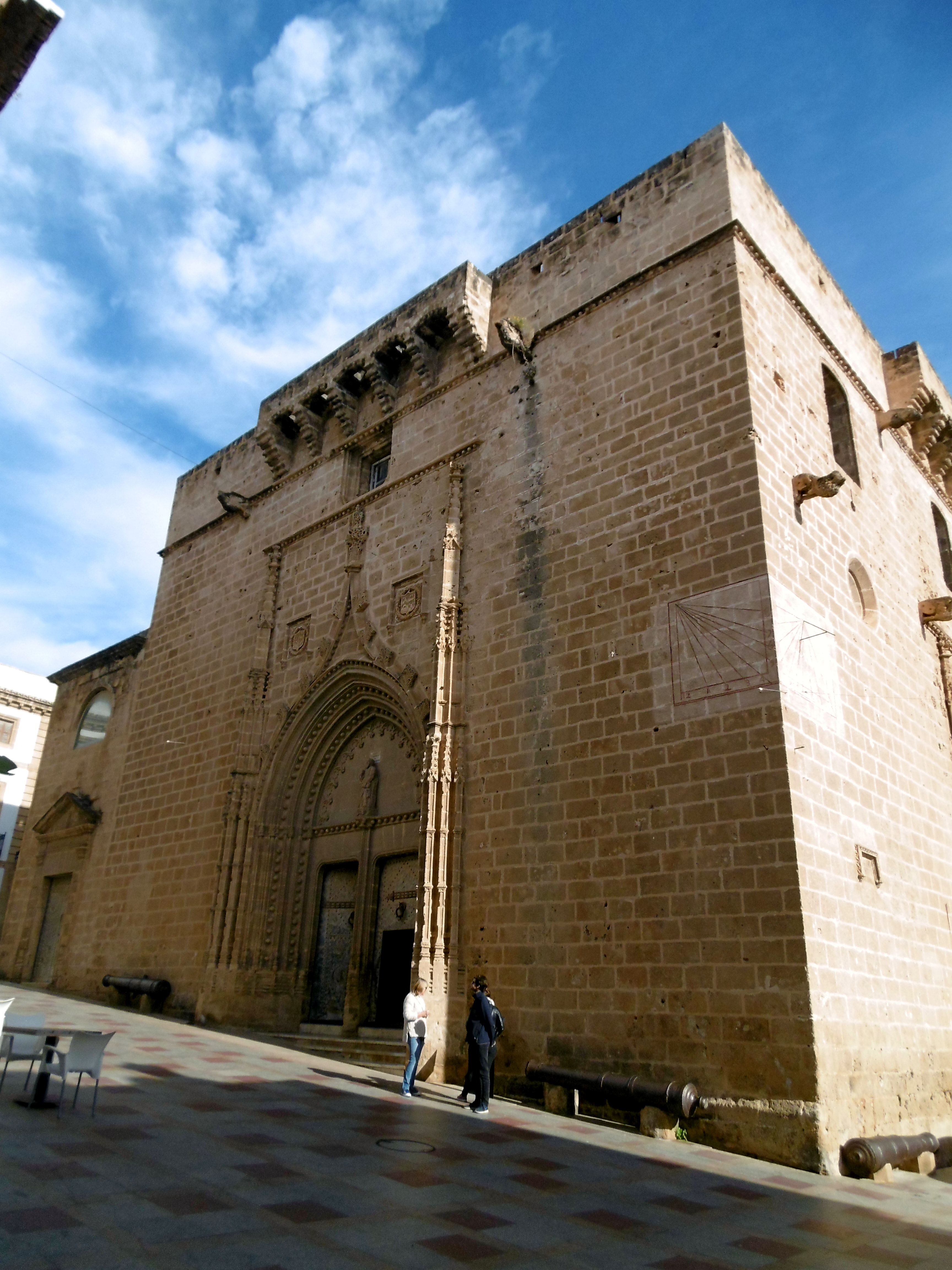ist eher eine Festung als eine Kirche