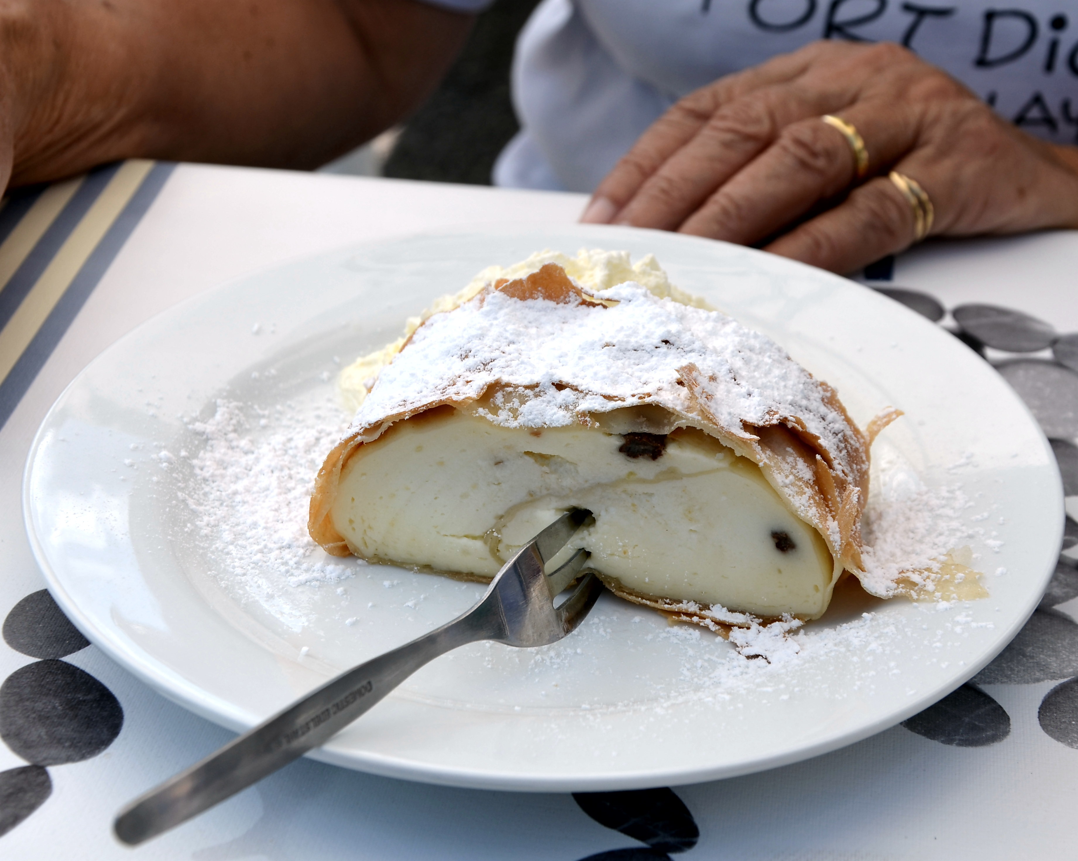 „Topfenstrudel“ (Quark-Strudel) Mmmm…!