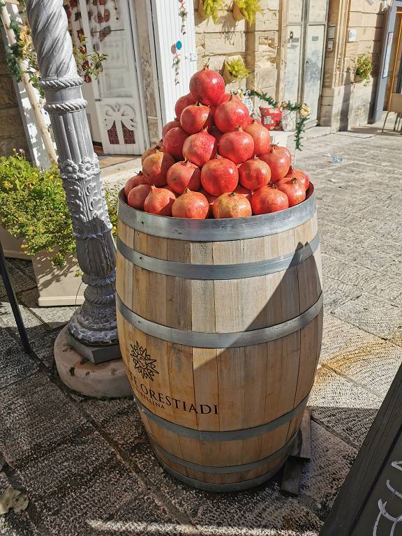 Auf dem Domplatz trinken wir jeder ein Glas Granatapfelsaft. 