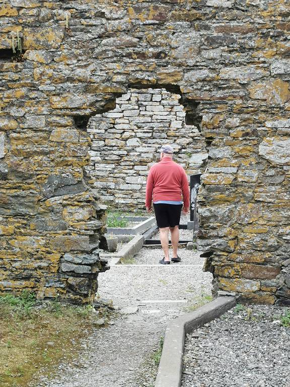 bei den Ruinen der Timoleargue Abbey
