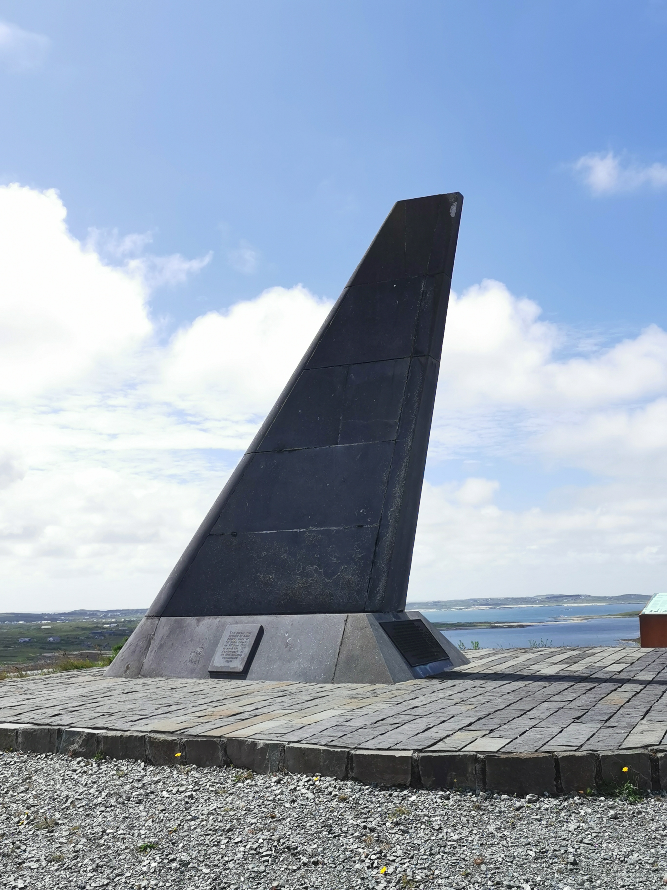 Fliegerdenkmal für Alcock & Brown, der Flug startete in Neufundland, war 3053 km lang und dauerte 16 Stunden und 28 Minuten