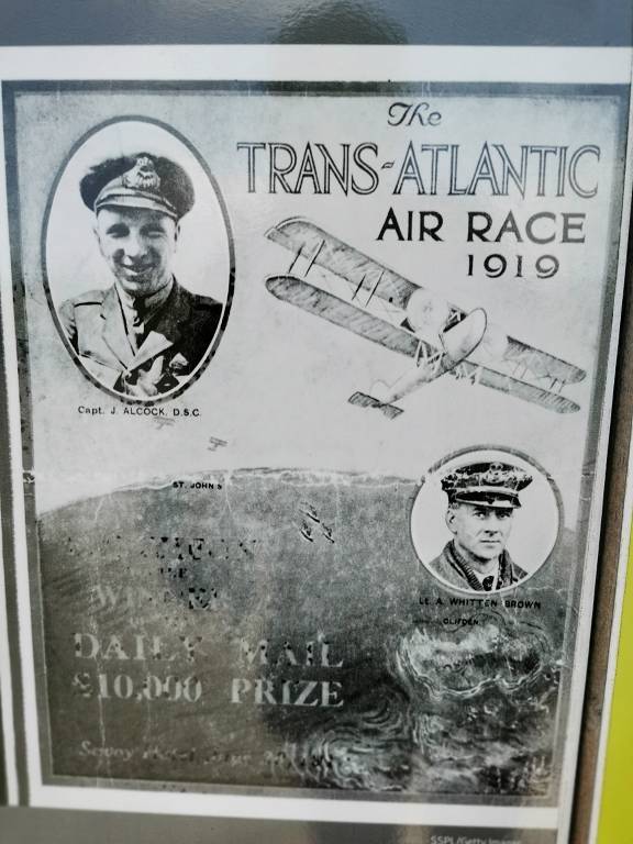 die beiden sind 1919 über den Atlantik geflogen und hier im Moor gelandet (steckengeblieben!)