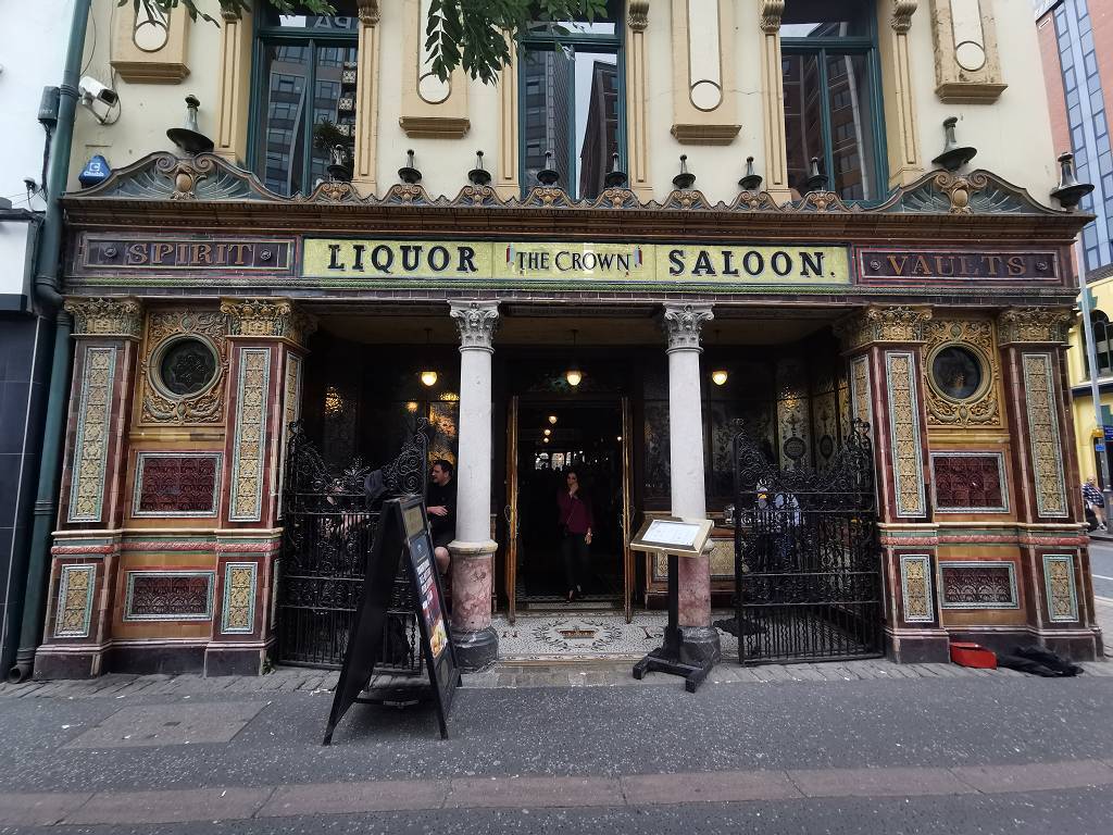 im Pub «Crown Liquor Saloon»
