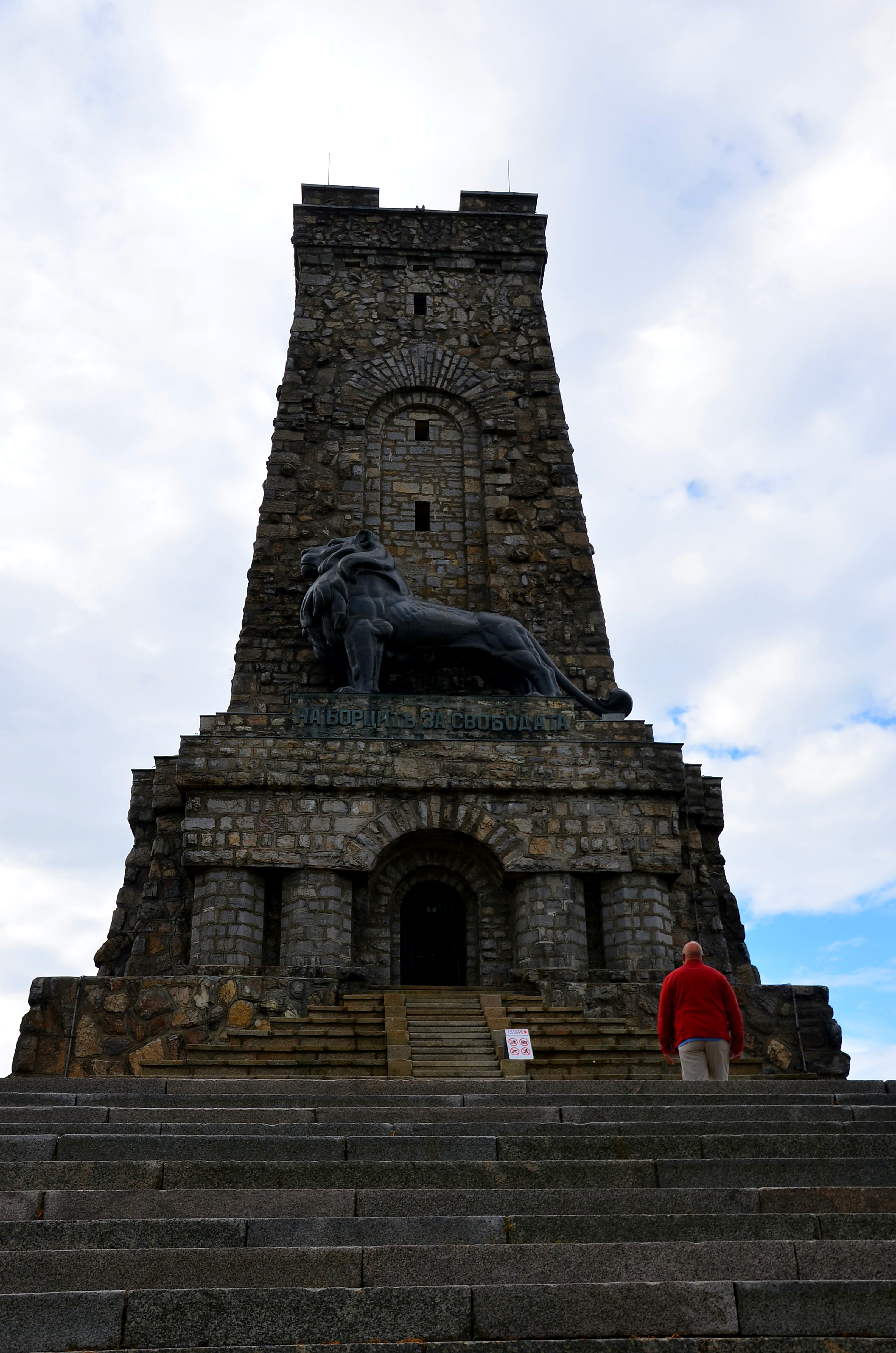 das Shipchenski Prohod Monument, das auf 1300 m Höhe liegt