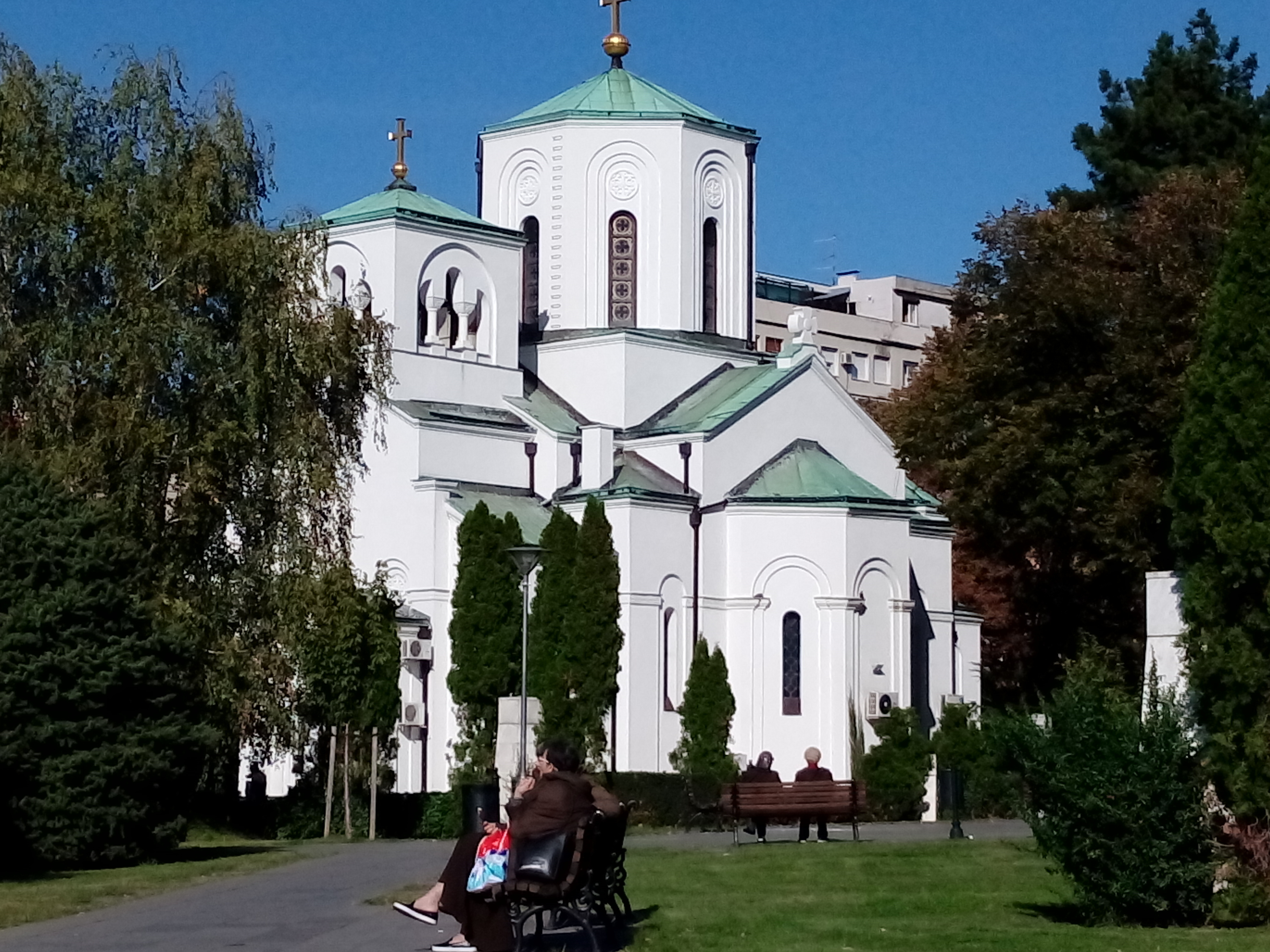 Nach fast 100 Jahren Planungs- und Bauzeit wurde der Dom des Heiligen Sava 2020 vollendet. Er wird oft mit der Hagia Sophia verglichen, der er in Stil und Dimensionen nachgebildet wurde.