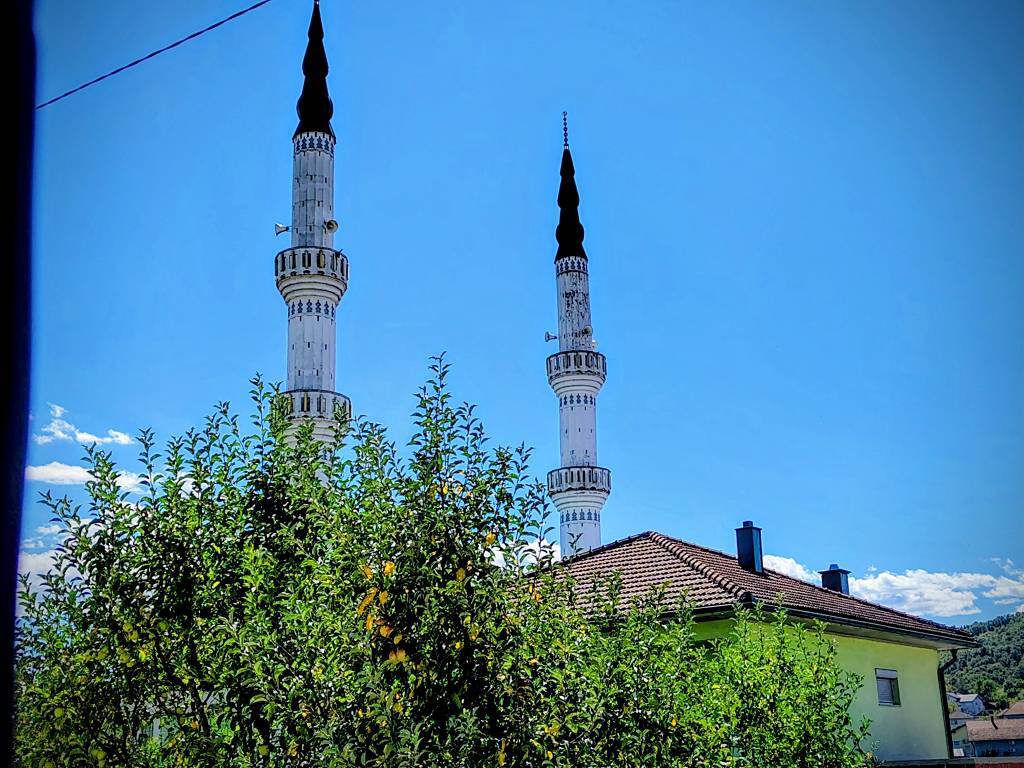 viele Dörfer haben zwei Moscheen