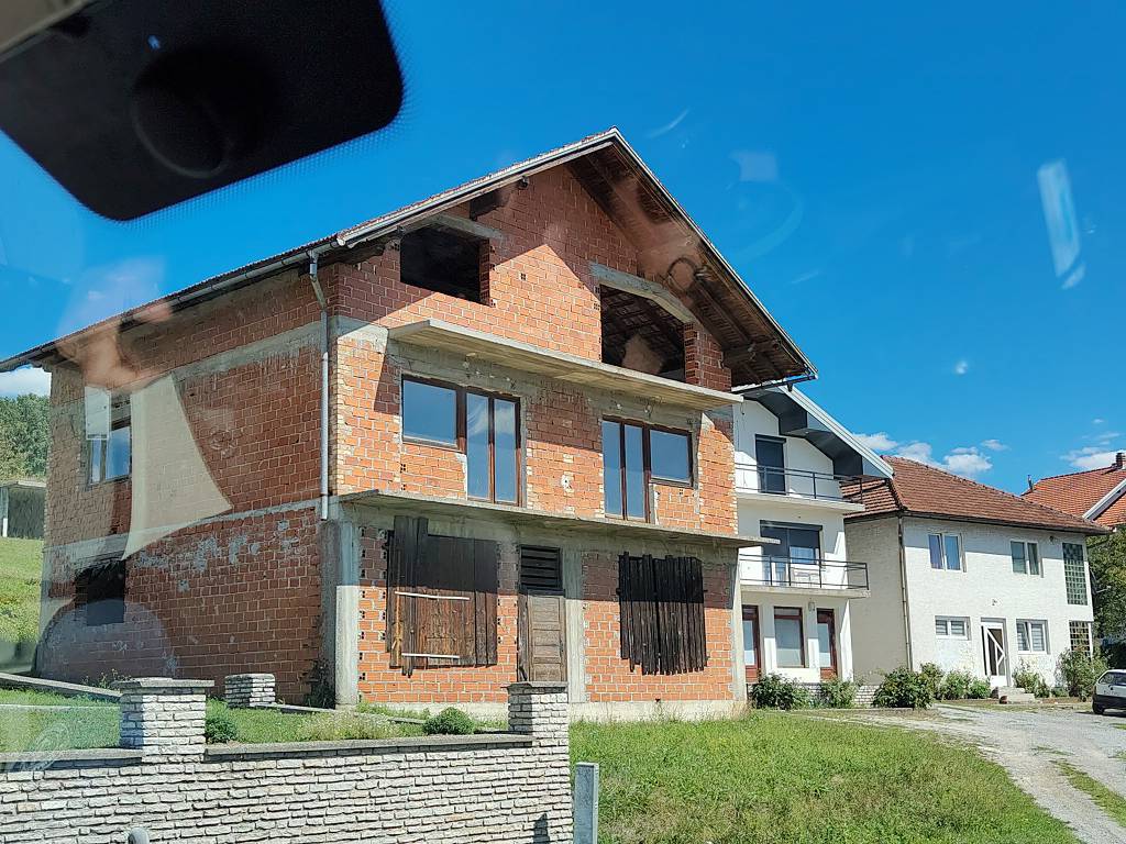 und auch hier: unfertige Häuser