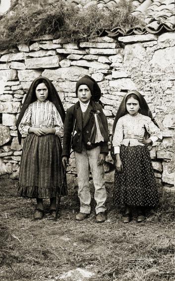 Berichtet wird, dass am 13. Mai 1917 drei Hirtenkindern, Lúcia dos Santos und den Geschwistern Jacinta und Francisco Marto, auf einem Feld die Jungfrau Maria erschien.