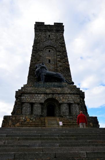 das Shipchenski Prohod Monument, das auf 1300 m Höhe liegt
