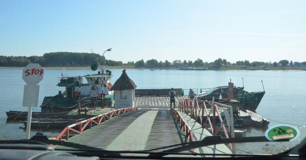 mit dieser Fähre überqueren wir die Donau