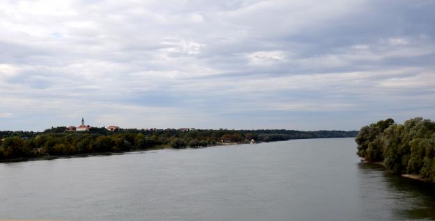 die Donau macht die Grenze Serbien / Kroatien