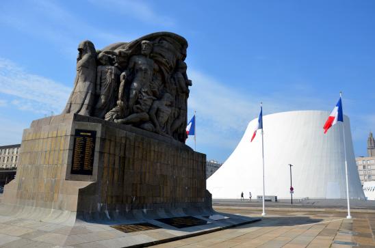 "le volcan" und das Denkmal für die Gefallenen des 2.Weltkrieges