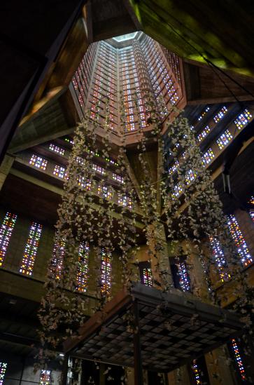 den Kirchenraum bildet der durch tausende Glasbausteine 