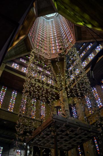 den Kirchenraum bildet der durch tausende Glasbausteine