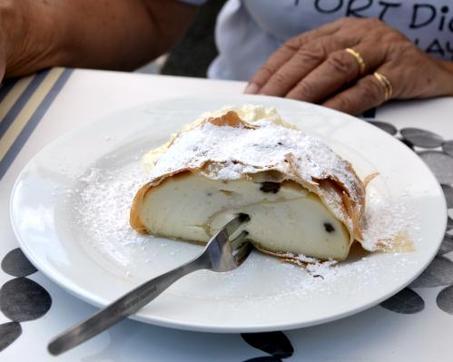 „Topfenstrudel“ (Quark-Strudel) Mmmm…!