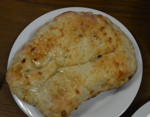 warmes Knoblauch-Brot aus dem Steinofen