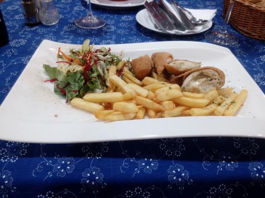 Ich esse Hähnchenbrustfilet gefüllt mit Pilzen und Schafskäse, dazu ein wenig Salat und Pommes...