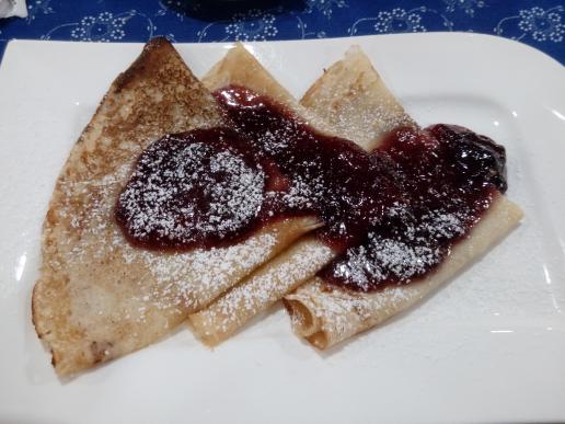 ... und zum Dessert einen Palatschinken mit Heidelbeeren.