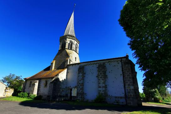 die Kirche von St. Bonnet de Four, die einen ganz speziellen, "verdrehten" Kirchturm hat