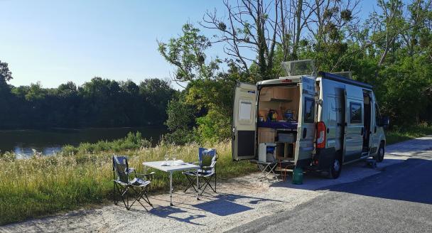 hier wird direkt an der Dordogne übernachtet