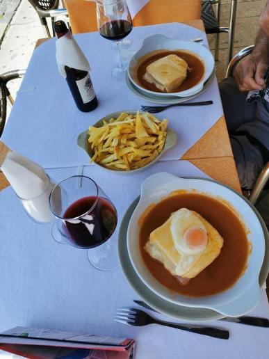 Porto ist für seine Francesinha in ganz Portugal bekannt. Hierbei handelt es sich um eine Art Sandwich mit viel Fleisch und würzigen Zutaten.