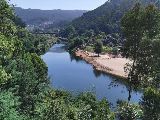 Blick vom Dorf Penacova auf den Fluss Mondego und unseren Lagerplatz