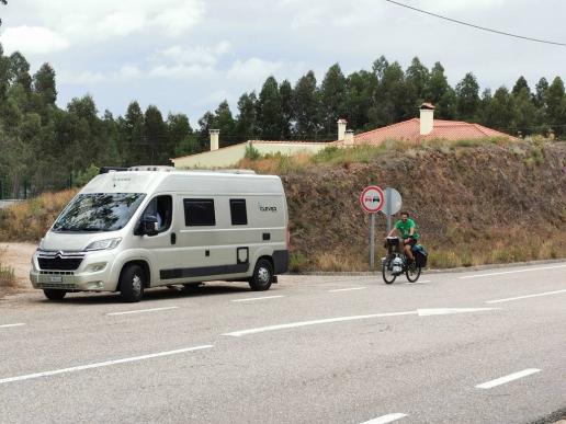 Da kommt Diamantino. Er will die N2 mit dem Velo befahren, von Chavez bis nach Faro, die ganzen 738,5km. Respekt!