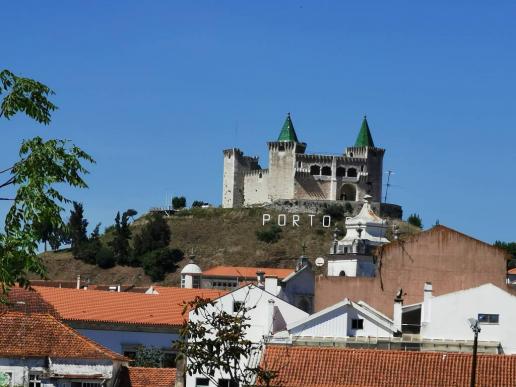 wir laufen schwitzend zur Burg  von Porto de Mós hinauf
