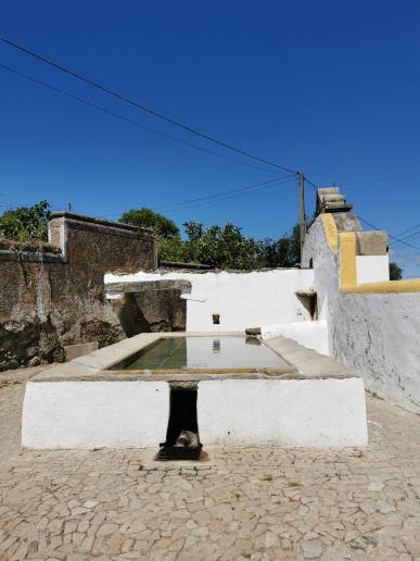 Unterwegs füllen wir unseren Frischwassertank an einem tollen Brunnen mit Quellwasser.