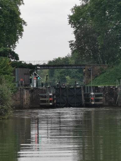 Achtung! Die erste Schleuse!