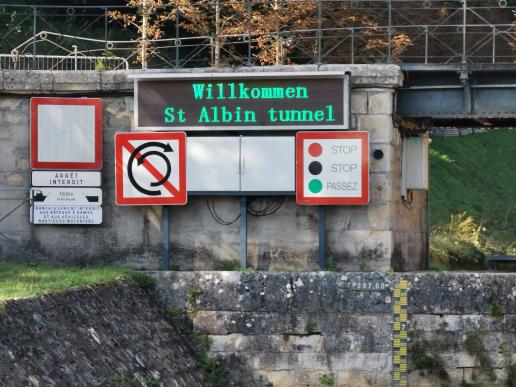 wir müssen zurück durch den Tunnel