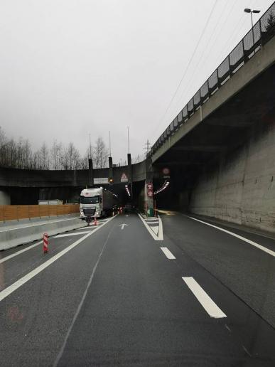 da geht es in den Tunnel