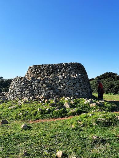 Vor der Hitze flüchteten sich die Landarbeiter in selbst errichtete Trulli-Schutzhütten, die auf den Feldern und Weiden stehen. Aus Kalksteinen aufgeschichtet, sind sie mal rund mal eckig, meist haben sie die Form eines Kegelstumpfes mit Dachterrasse, zu der eine Aussentreppe hinaufführt.
