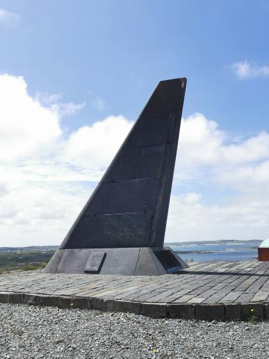 Fliegerdenkmal für Alcock & Brown, der Flug startete in Neufundland, war 3053 km lang und dauerte 16 Stunden und 28 Minuten