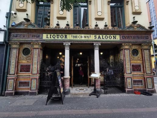 im Pub «Crown Liquor Saloon»