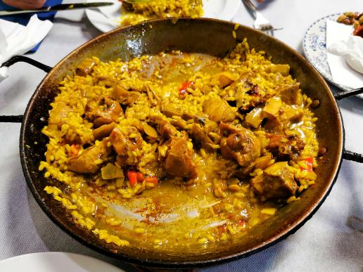 Paella mit Ente und Artischocken