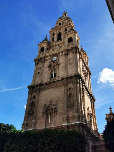 Ihr Turm wurde 1792 vollendet und zeigt ebenfalls eine Verbindung verschiedener architektonischer Stile: Die ersten beiden Stockwerke wurden im Renaissancestil (1521 bis 1546) erbaut, der dritte im Barock.