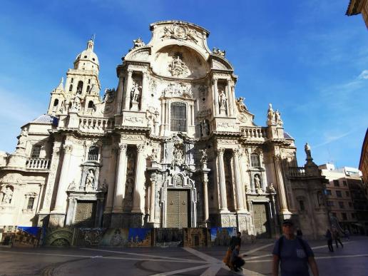Die Kathedrale von Murcia. Die Hauptfassade (1736 bis 1754) wird als Meisterwerk des spanischen Barocks angesehen. 