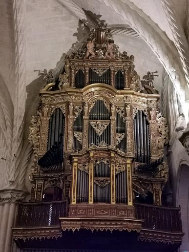 die Orgel ist sehr imposant