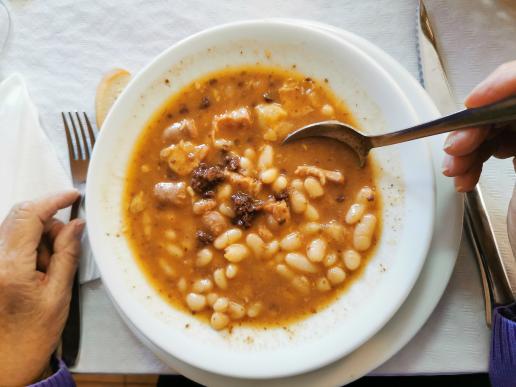 Ruth (1/2 Teller) und Paul ( 1 ½ Teller) Bohnensuppe zur Vorspeise