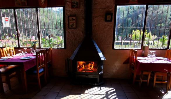 im Kamin brennt ein gemütliches Feuer