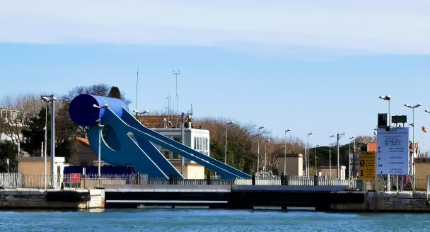 die Brücke über die Schleuse