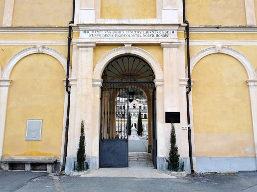 direkt neben dem Friedhof