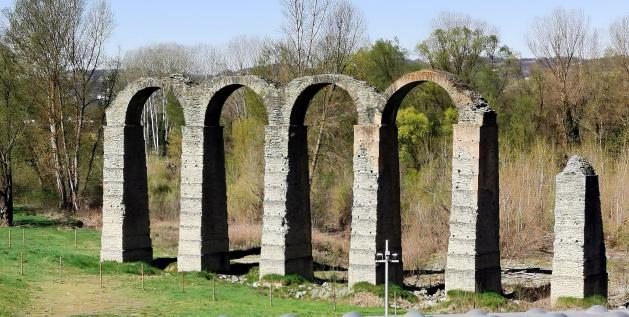 in Acqui Terme, die Überreste eines römischen Aquäduktes