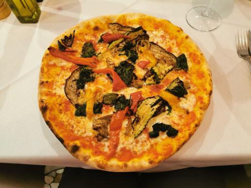 Abendessen für mich: Pizza del'Orto (aus dem Garten, mit lauter Gemüse, sehr gesund!). Beide sher gut. Als wir fast fertig