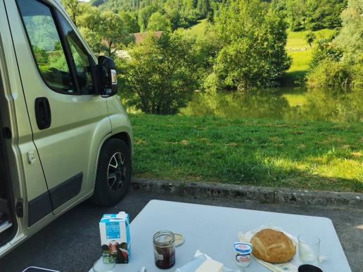Frühstück am Doubs in Vaufrey