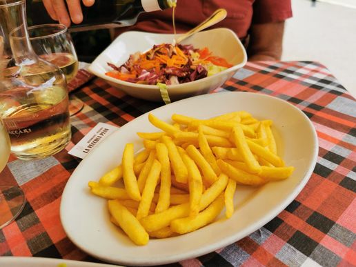 gemischter Salat und Pommes Frites